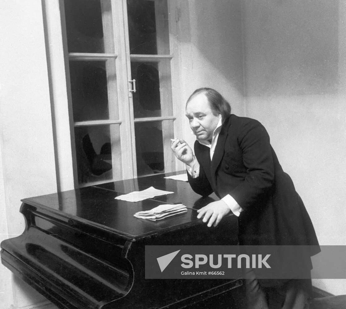LEONOV FILM "SMESHNYE LYUDI" ("THE FUNNY PEOPLE")