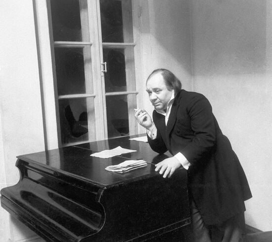LEONOV FILM "SMESHNYE LYUDI" ("THE FUNNY PEOPLE")