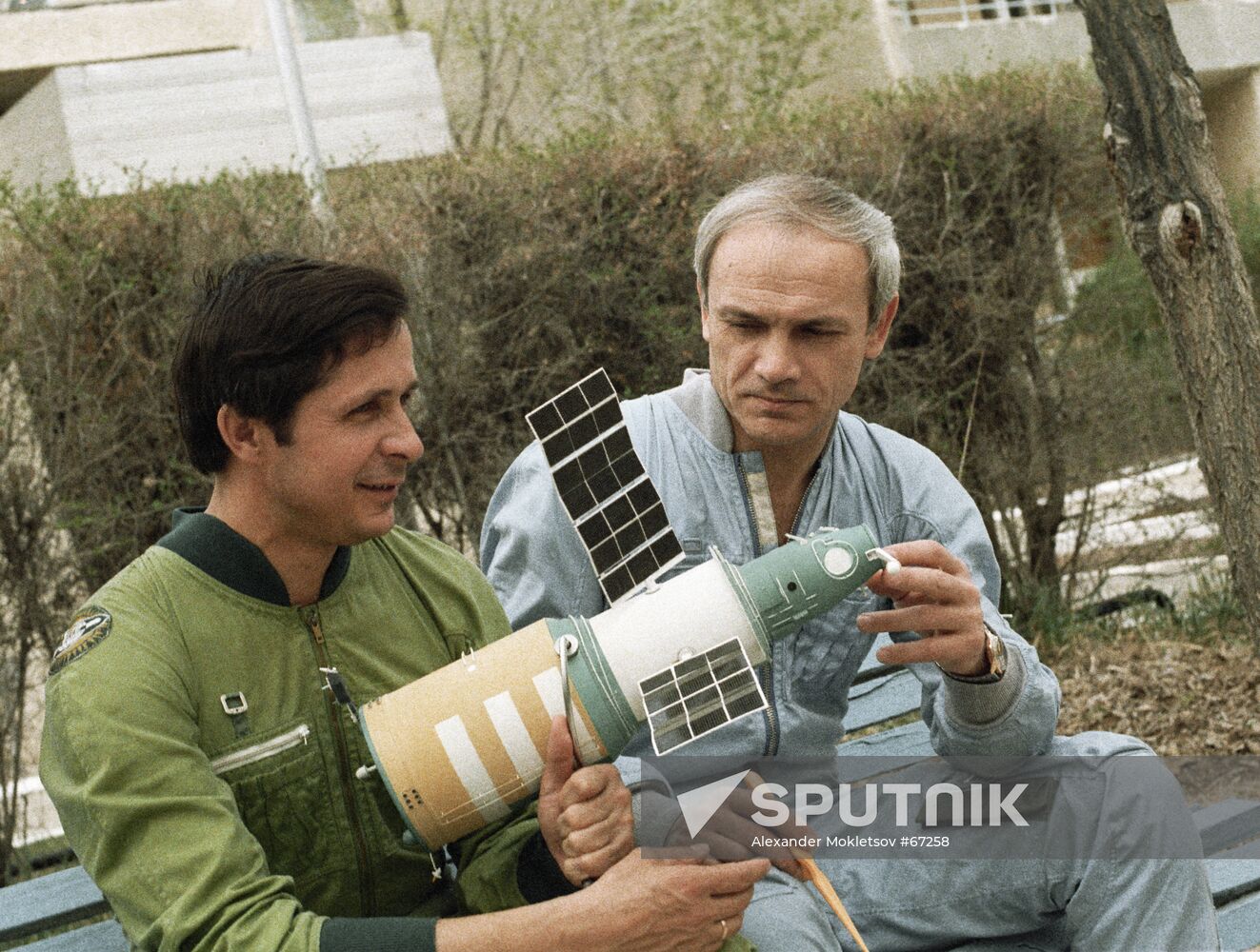 SAVINYKH DZHANIBEKOV SOYUZ-T-13