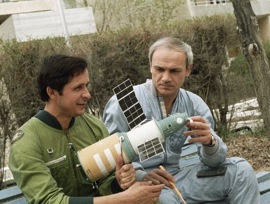 SAVINYKH DZHANIBEKOV SOYUZ-T-13