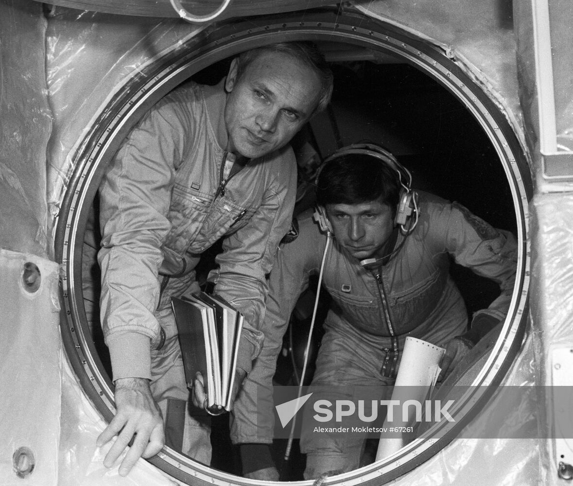 SAVINYKH DZHANIBEKOV SOYUZ-T-13 TRAINING SESSION