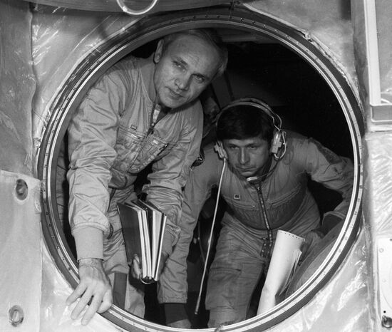 SAVINYKH DZHANIBEKOV SOYUZ-T-13 TRAINING SESSION