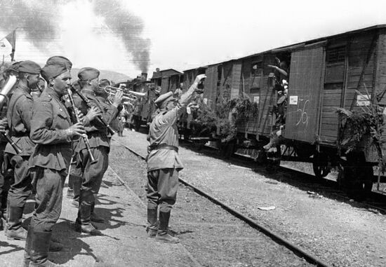 SOLDIERS ORCHESTRA DEPARTURE 