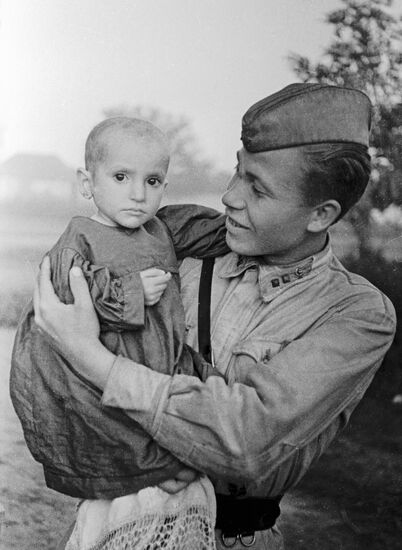 WWII OSETIYA SOVIET OFFICER SAVED GIRL
