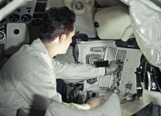 MISSION-CONTROL CENTER EXPERT EQUIPMENT 