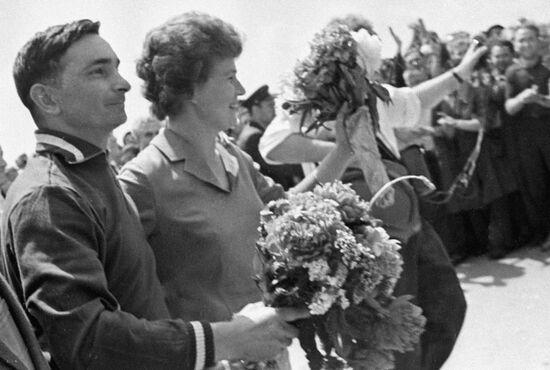 Pilot-cosmonauts Valery Bykovsky and Valentina Tereshkova after the space flight. 