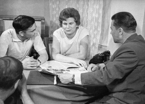 Pilot-cosmonauts of the USSR Valery Bykovsky and Valentina Tereshkova before the flight. 