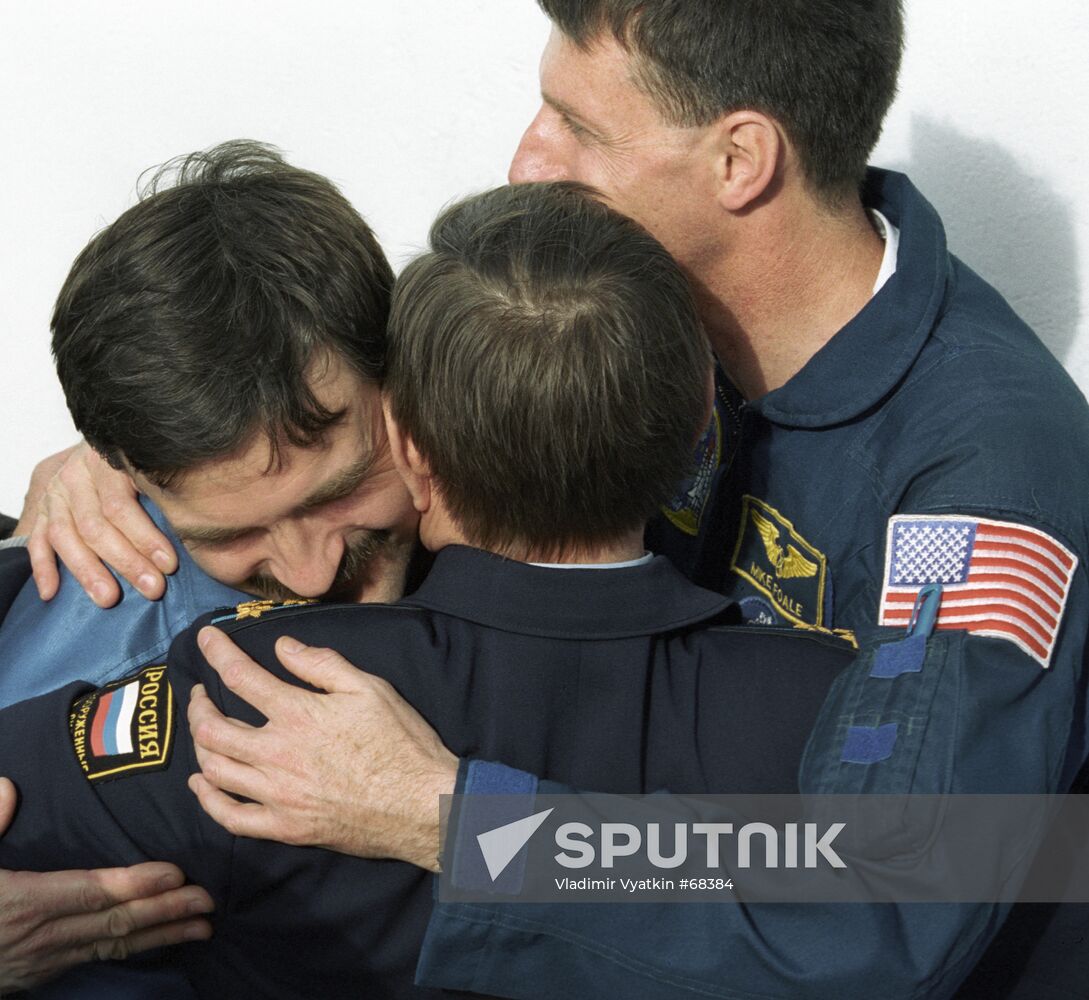 STANDBYS SOYUZ TMA-2 START JOY