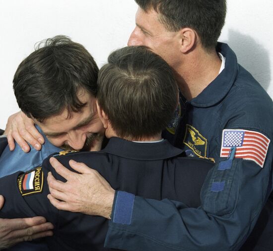 STANDBYS SOYUZ TMA-2 START JOY