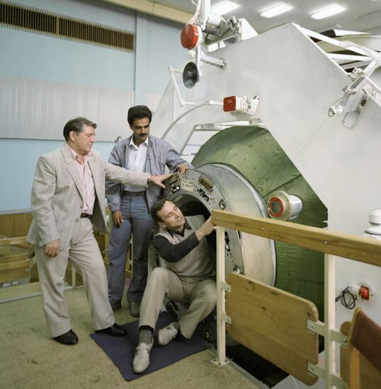 COSMONAUTS LYAKHOV MOMAND POLYAKOV 