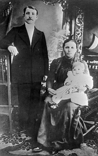 YESENIN PARENTS SISTER