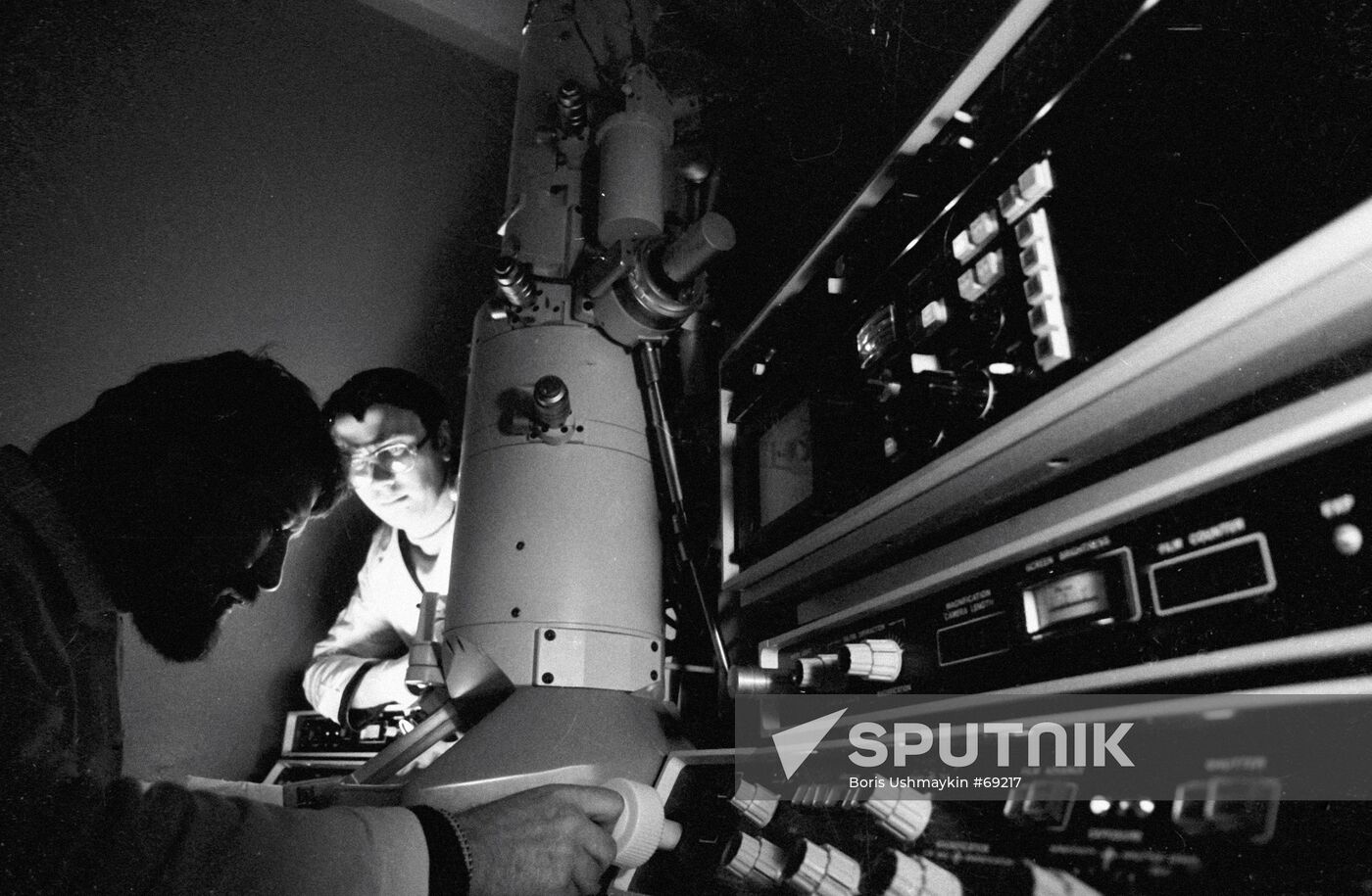 STUDIES ELECTRONIC MICROSCOPE
