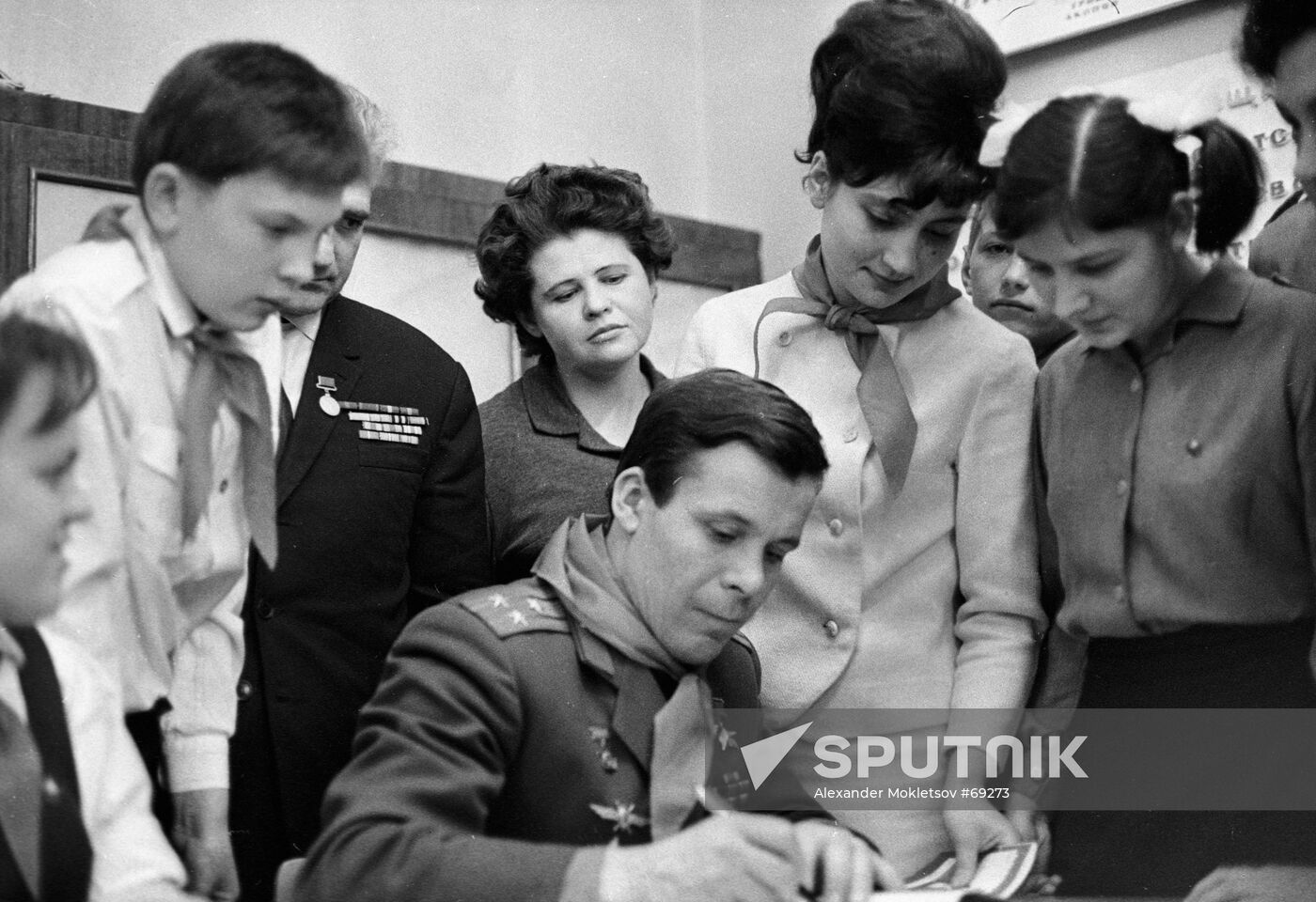 KHRUNOV ASTRONAUT YOUNG PIONEERS AUTOGRAPHS
