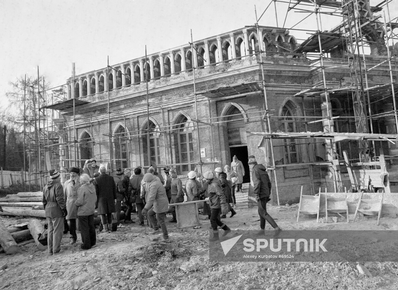 VOLUNTEERS TSARITSYNO RESTORATION