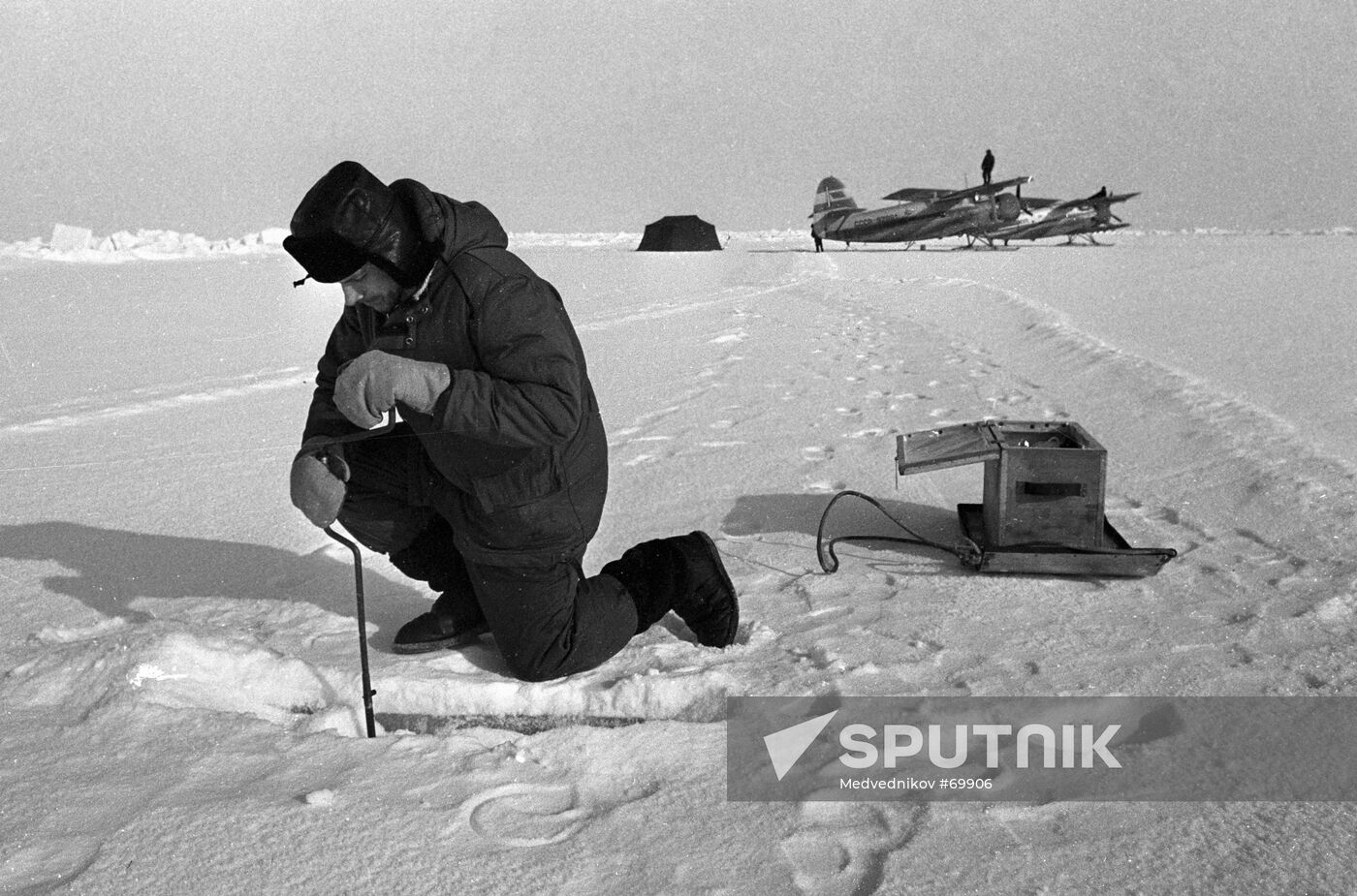 EXPEDITION "NORTH-35" HYDROCHEMIST ICE DRILLING