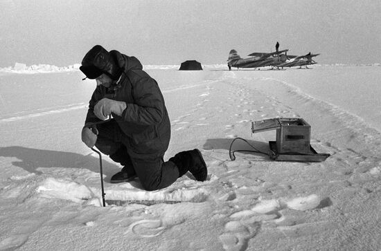 EXPEDITION "NORTH-35" HYDROCHEMIST ICE DRILLING