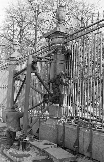 RESTORATION FENCING SUMMER GARDEN
