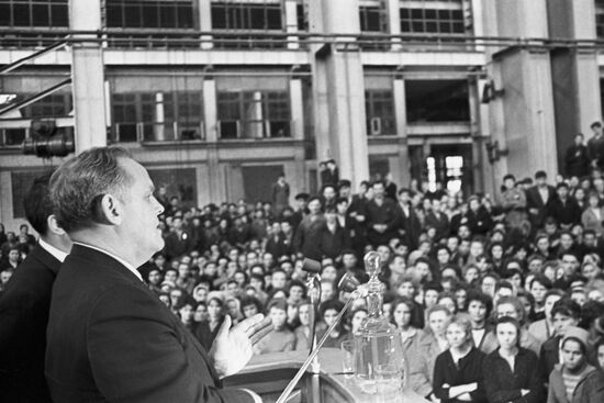 Gus Hall visits USSR