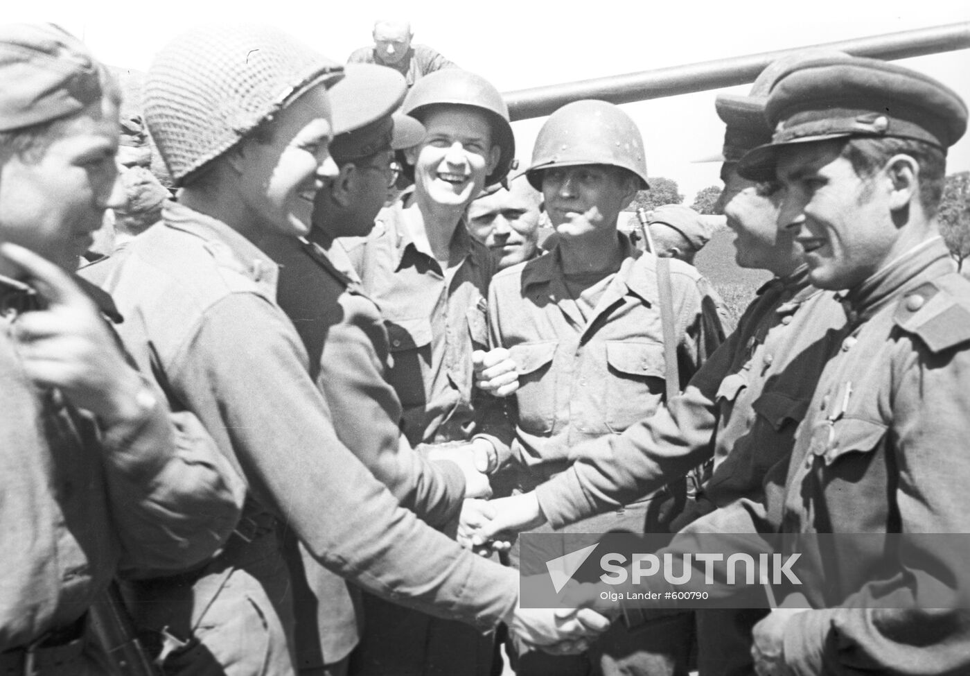 US soldiers congratulating Soviet officers with victory
