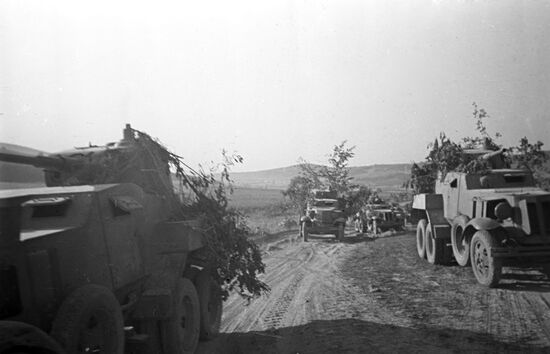 Motorized column approaches the Romanian border