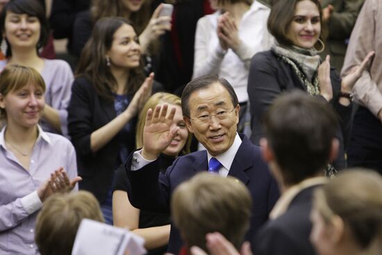 Secretary-General of the UN Ban Ki-moon meeting with students