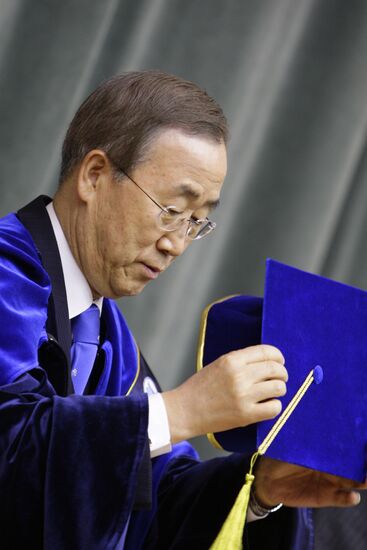 Secretary-General of the UN Ban Ki-moon and students of MGIMO