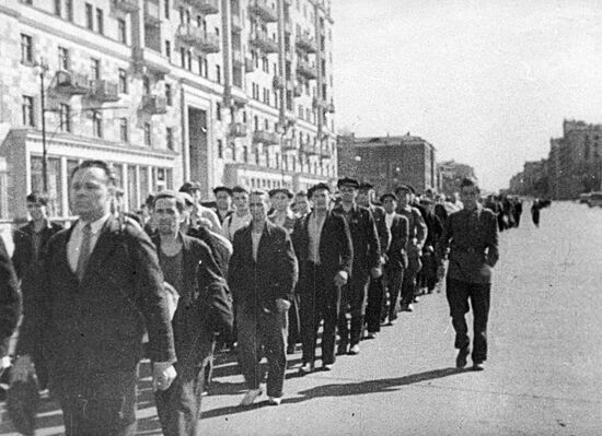 Militiamen marching down Gorky Street in 1941