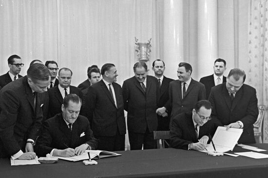Signing Soviet-Finnish consular convention
