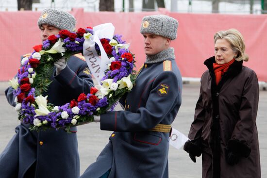 Hillary Clinton lays flowers to Tomb of the Unknown Soldier
