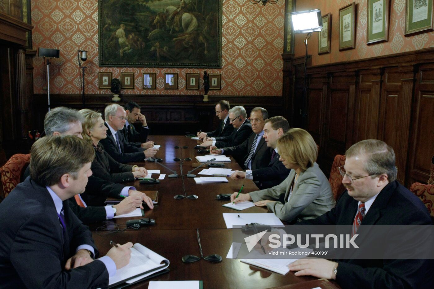 Dmitry Medvedev meets with Hillary Clinton