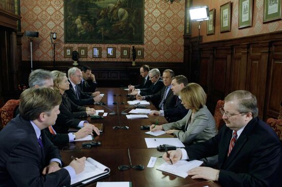 Dmitry Medvedev meets with Hillary Clinton