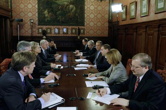 Dmitry Medvedev meets with Hillary Clinton