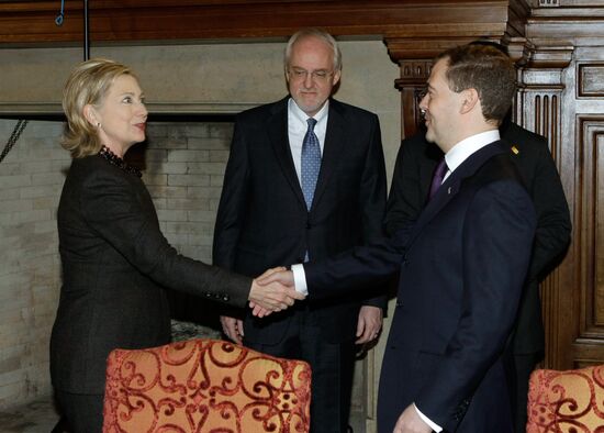 Dmitry Medvedev meets with Hillary Clinton