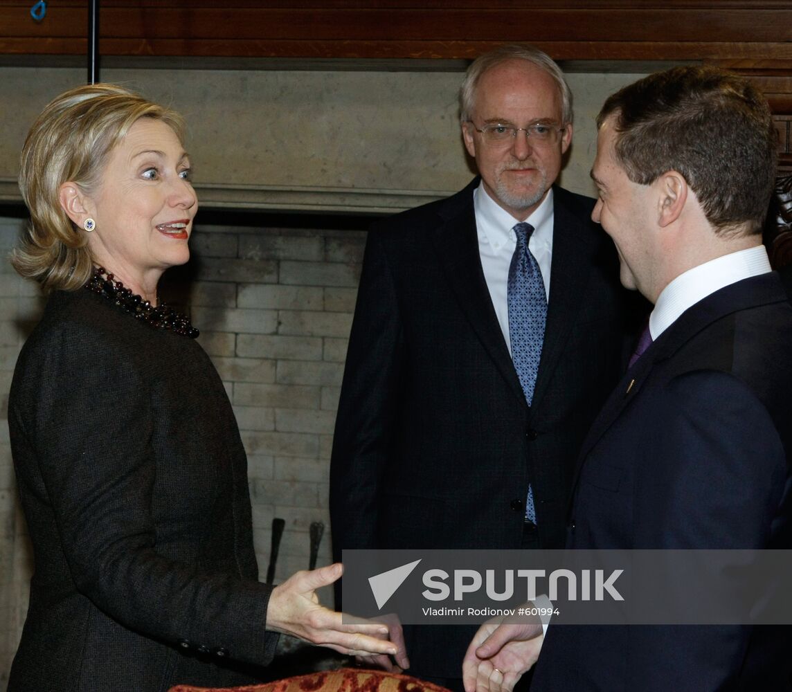 Dmitry Medvedev meets with Hillary Clinton