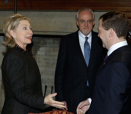 Dmitry Medvedev meets with Hillary Clinton