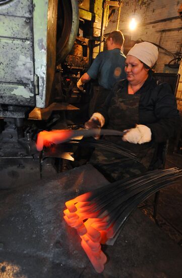Scythe production at Artinsk mechanical plant
