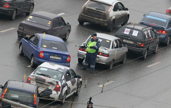 Activists hold agitation motor rally at Moscow's Garden Ring