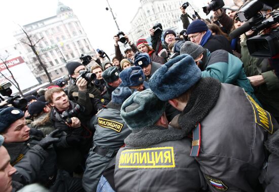 Police detain unauthorized rally protesters in Moscow