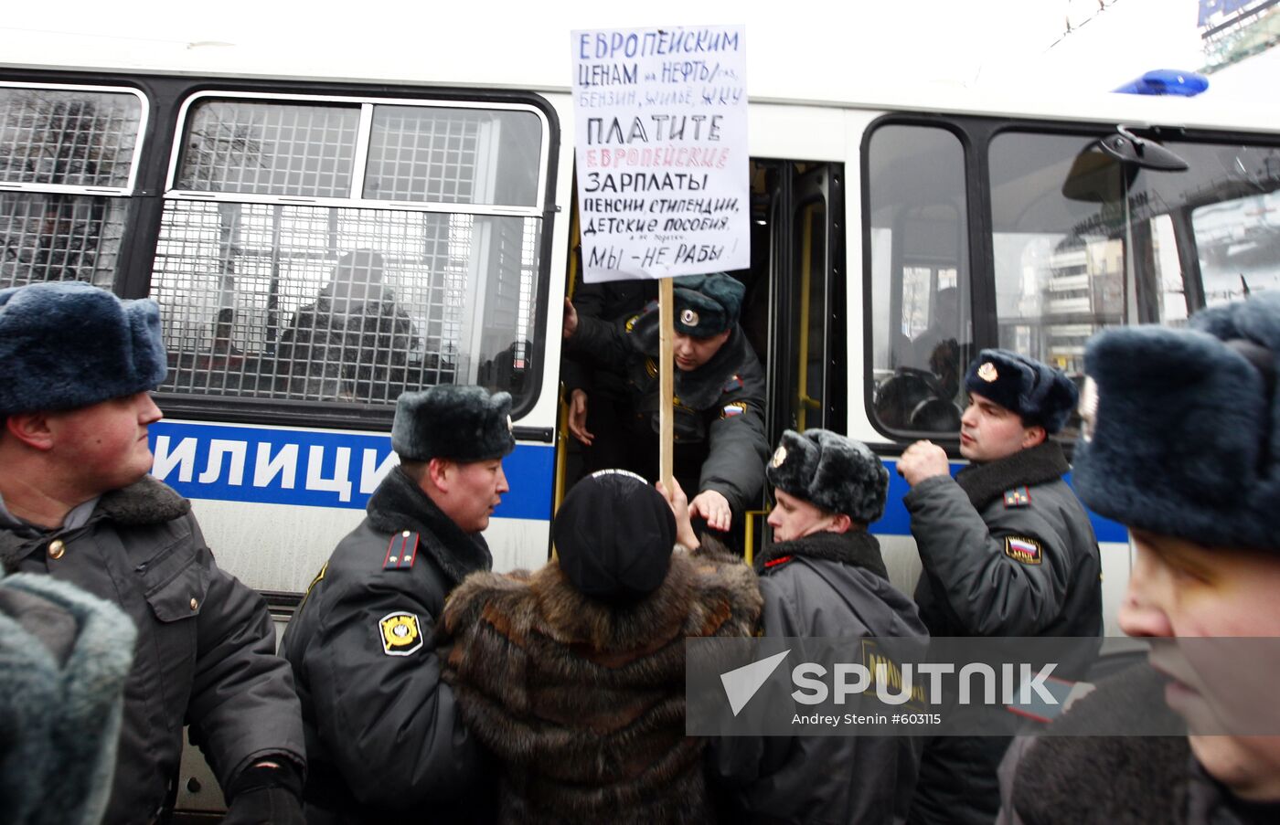 Police detain unauthorized rally protesters in Moscow