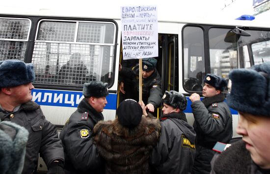 Police detain unauthorized rally protesters in Moscow