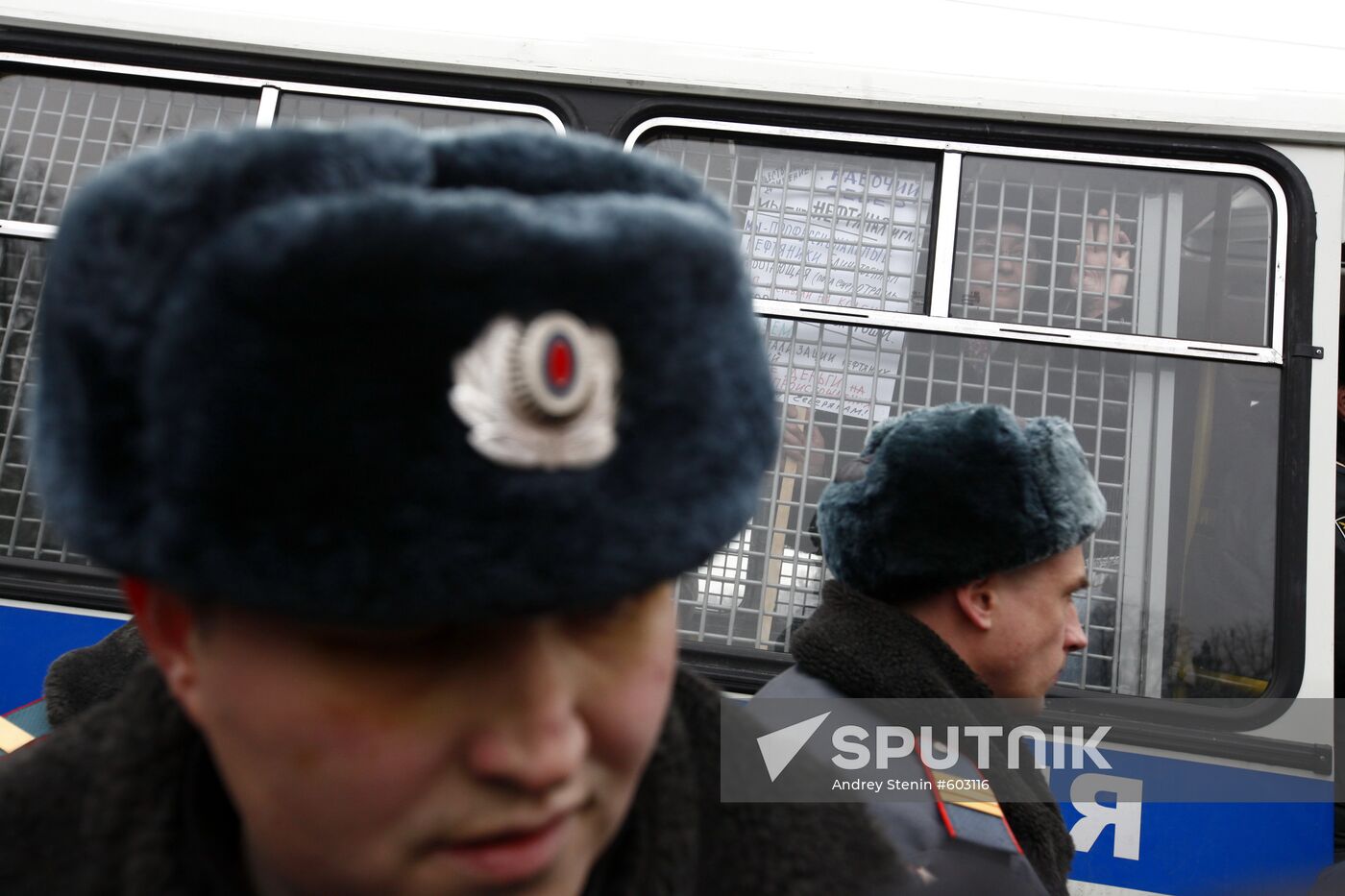 Police detain unauthorized rally protesters in Moscow