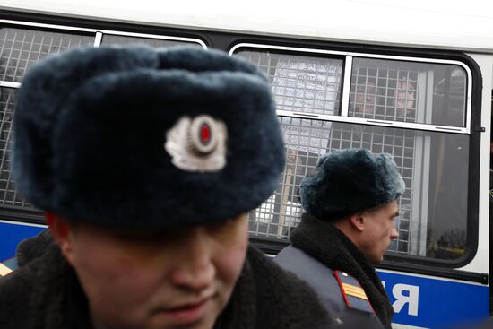 Police detain unauthorized rally protesters in Moscow
