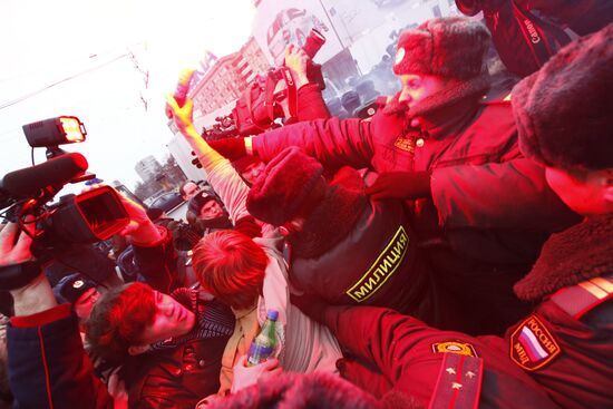 Police detain unauthorized rally protesters in Moscow