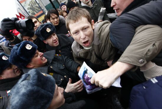Police detain unauthorized rally protesters in Moscow