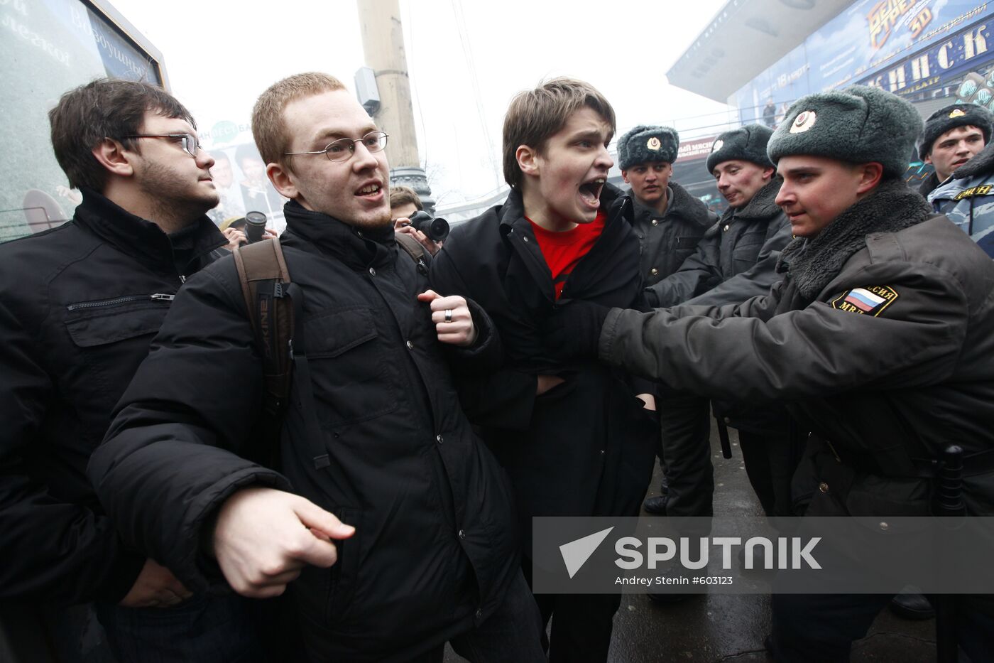 Police detain unauthorized rally protesters in Moscow