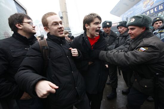 Police detain unauthorized rally protesters in Moscow