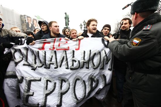 Police detain unauthorized rally protesters in Moscow