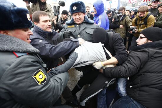 Police detain unauthorized rally protesters in Moscow