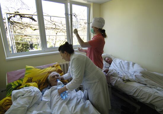 Nurses attending to alcohol abuse patients