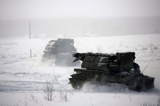 Division tactical maneuvers of anti-aircraft defense